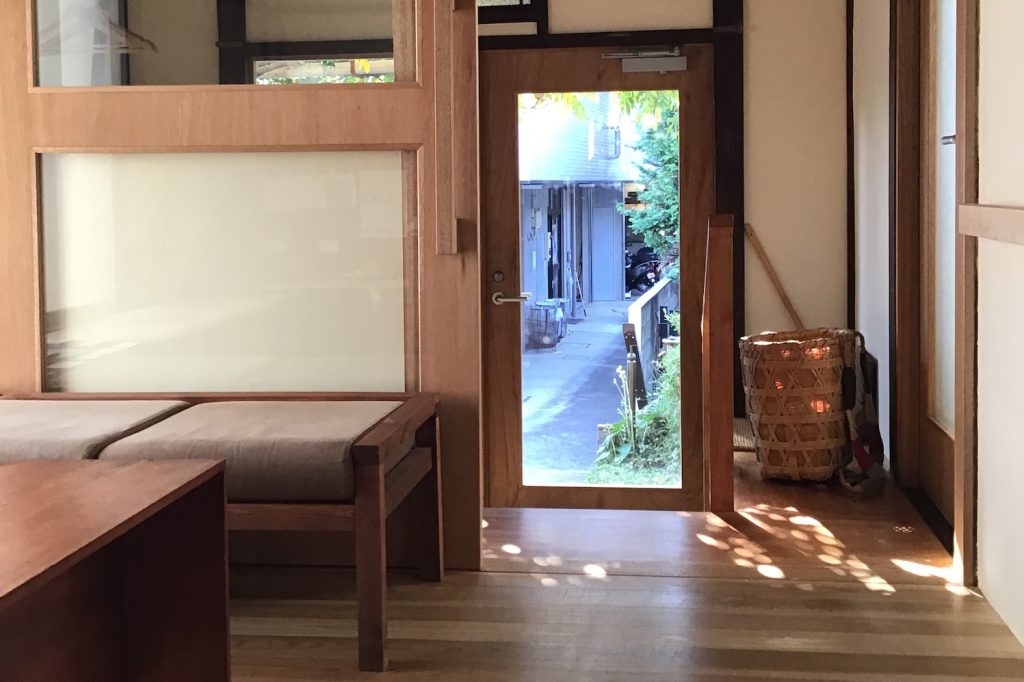 長津田むつう整体院の待合室と玄関です